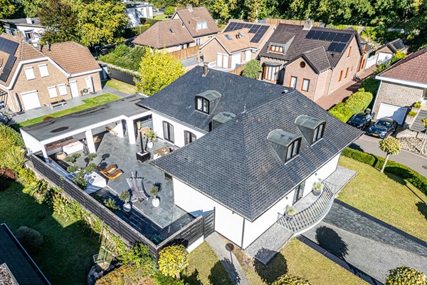 Foto - Te koop: Op een schitterende en rustige locatie in de geliefde villawijk "Moltbos" staat deze stijlvolle, vrijstaande villa met een uitzonderlijk royaal woonoppervlak.